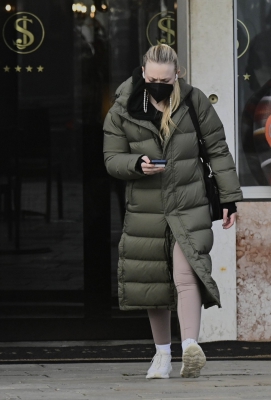 dakotafanningdaily-outandaboutinvenice-031.jpg