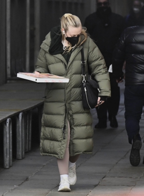 dakotafanningdaily-outandaboutinvenice-044.jpg