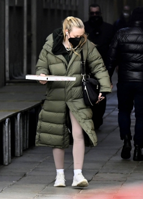 dakotafanningdaily-outandaboutinvenice-046.jpg