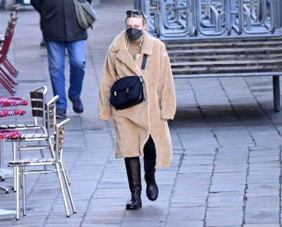 dakotafanningdaily-outandaboutinvenice-006.jpg