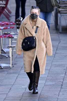 dakotafanningdaily-outandaboutinvenice-010.jpg