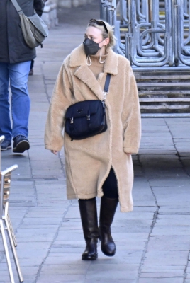 dakotafanningdaily-outandaboutinvenice-013.jpg