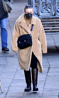 dakotafanningdaily-outandaboutinvenice-014.jpg