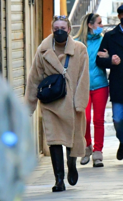 dakotafanningdaily-outandaboutinvenice-015.jpg