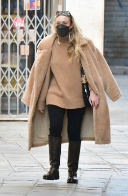 dakotafanningdaily-outandaboutinvenice-016.jpg