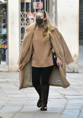 dakotafanningdaily-outandaboutinvenice-017.jpg