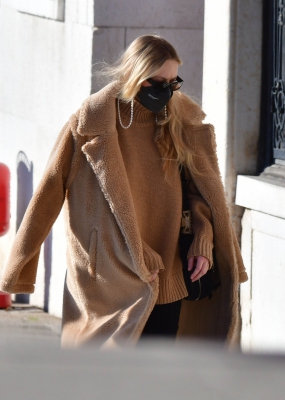 dakotafanningdaily-outandaboutinvenice-018.jpg