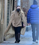 dakotafanningdaily-outandaboutinvenice-002.jpg