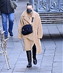 dakotafanningdaily-outandaboutinvenice-006.jpg