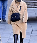 dakotafanningdaily-outandaboutinvenice-012.jpg