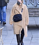 dakotafanningdaily-outandaboutinvenice-013.jpg