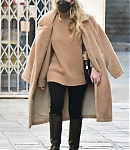 dakotafanningdaily-outandaboutinvenice-016.jpg