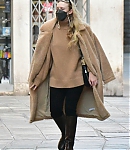 dakotafanningdaily-outandaboutinvenice-017.jpg