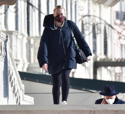 dakotafanningdaily-outandaboutinvenice-021.jpg