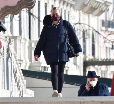 dakotafanningdaily-outandaboutinvenice-022.jpg