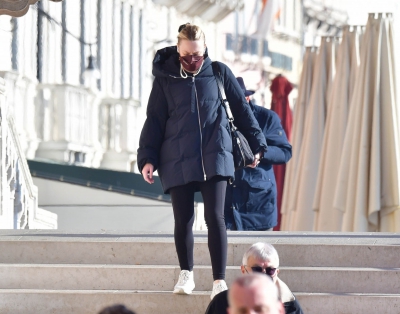 dakotafanningdaily-outandaboutinvenice-023.jpg