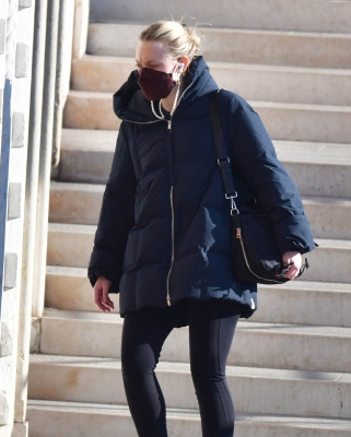 dakotafanningdaily-outandaboutinvenice-030.jpg