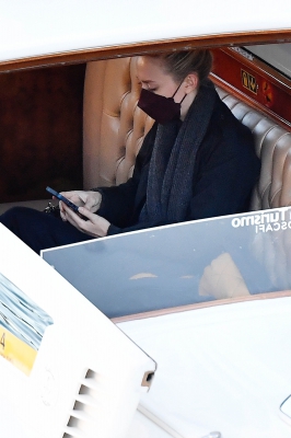 dakotafanningdaily-leavingthesetofripleyinvenice-008.jpg