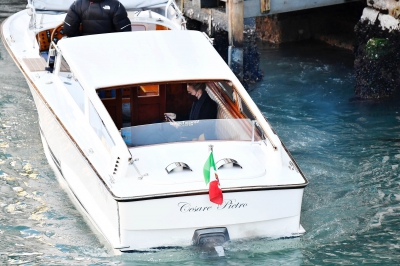 dakotafanningdaily-leavingthesetofripleyinvenice-012.jpg