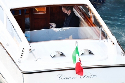 dakotafanningdaily-leavingthesetofripleyinvenice-013.jpg