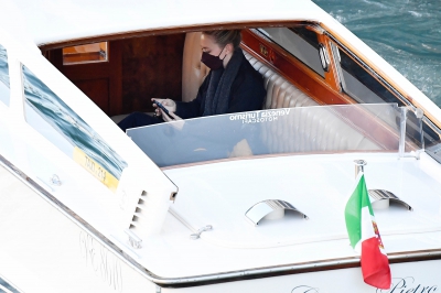 dakotafanningdaily-leavingthesetofripleyinvenice-015.jpg