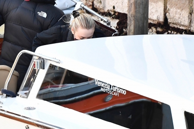 dakotafanningdaily-leavingthesetofripleyinvenice-016.jpg