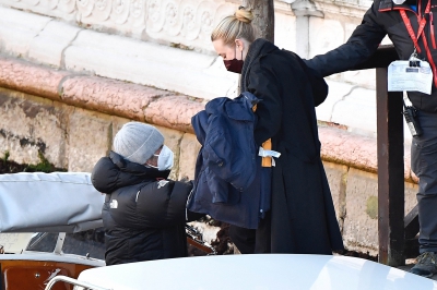 dakotafanningdaily-leavingthesetofripleyinvenice-030.jpg