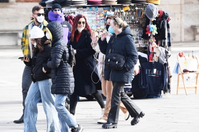 dakotafanningdaily-outandaboutinvenice-003.jpg