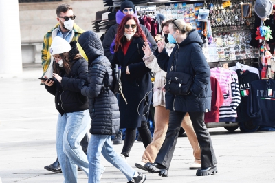 dakotafanningdaily-outandaboutinvenice-004.jpg