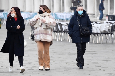 dakotafanningdaily-outandaboutinvenice-007.jpg