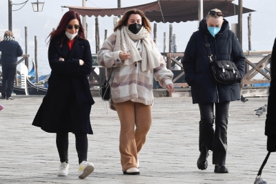 dakotafanningdaily-outandaboutinvenice-009.jpg