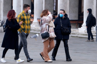 dakotafanningdaily-outandaboutinvenice-016.jpg