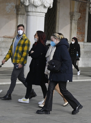 dakotafanningdaily-outandaboutinvenice-032.jpg