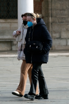 dakotafanningdaily-outandaboutinvenice-039.jpg