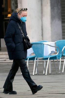dakotafanningdaily-outandaboutinvenice-041.jpg