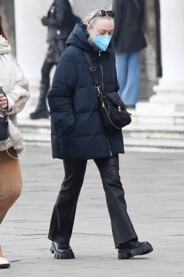 dakotafanningdaily-outandaboutinvenice-049.jpg
