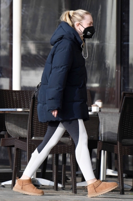 dakotafanningdaily-headingtothegyminvenice-010.jpg