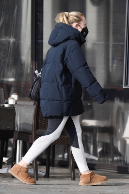 dakotafanningdaily-headingtothegyminvenice-011.jpg
