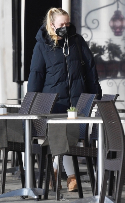 dakotafanningdaily-headingtothegyminvenice-016.jpg