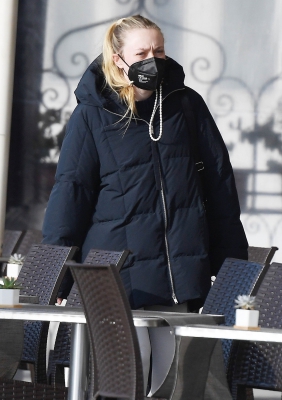 dakotafanningdaily-headingtothegyminvenice-017.jpg