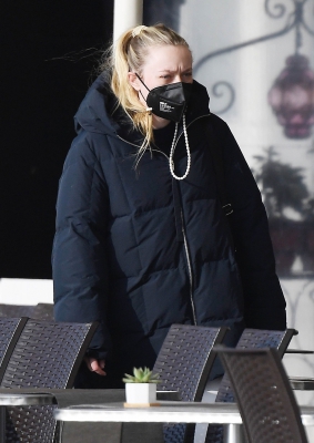 dakotafanningdaily-headingtothegyminvenice-020.jpg