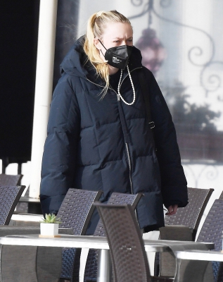 dakotafanningdaily-headingtothegyminvenice-021.jpg