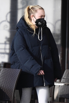 dakotafanningdaily-headingtothegyminvenice-022.jpg