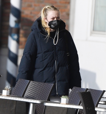 dakotafanningdaily-headingtothegyminvenice-023.jpg