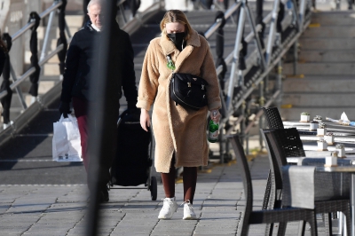 dakotafanningdaily-headingtothegyminvenice-001.jpg