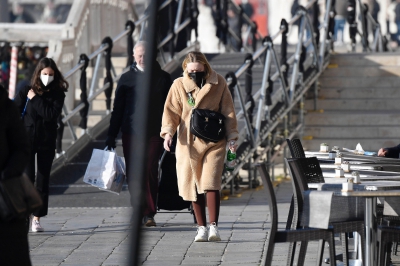 dakotafanningdaily-headingtothegyminvenice-002.jpg