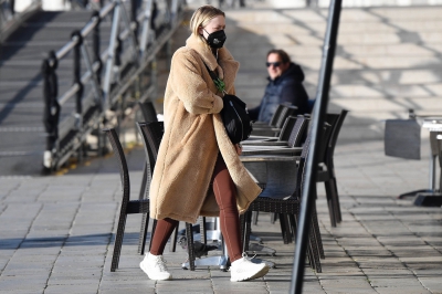 dakotafanningdaily-headingtothegyminvenice-004.jpg