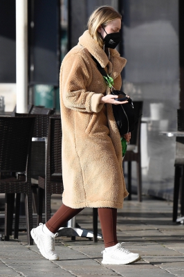 dakotafanningdaily-headingtothegyminvenice-015.jpg