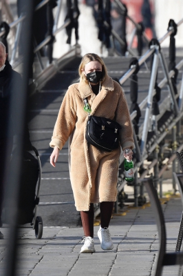 dakotafanningdaily-headingtothegyminvenice-017.jpg