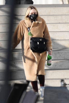 dakotafanningdaily-headingtothegyminvenice-021.jpg